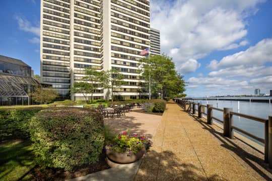 Riverfront Towers Apartments - Detroit, MI 48226