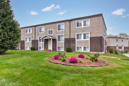 Pinehurst Apartments - Kansas City, MO 64118