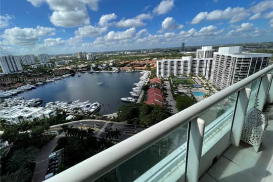 yacht club apartments aventura fl