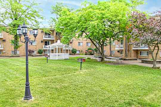 Cross Creek Gardens property