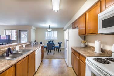 Kitchen - Quail Springs Apartments - West Richland, WA