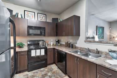 Kitchen - Spring Creek Apartment Homes - Crestview, FL