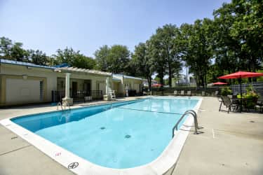 Pool - Stuart Woods Apartments - Herndon, VA