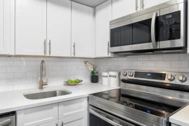 Kitchen - Iron Hill Apartments - Newark, DE
