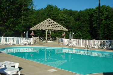 Pool - Southcreek Apartments - Youngstown, OH