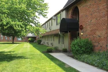 Courtyard - Castle Club Apartments - Morrisville, PA