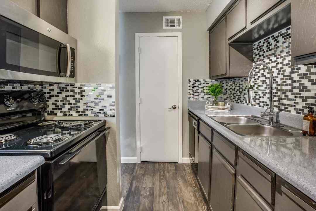 the muse apartments dallas tx 75233