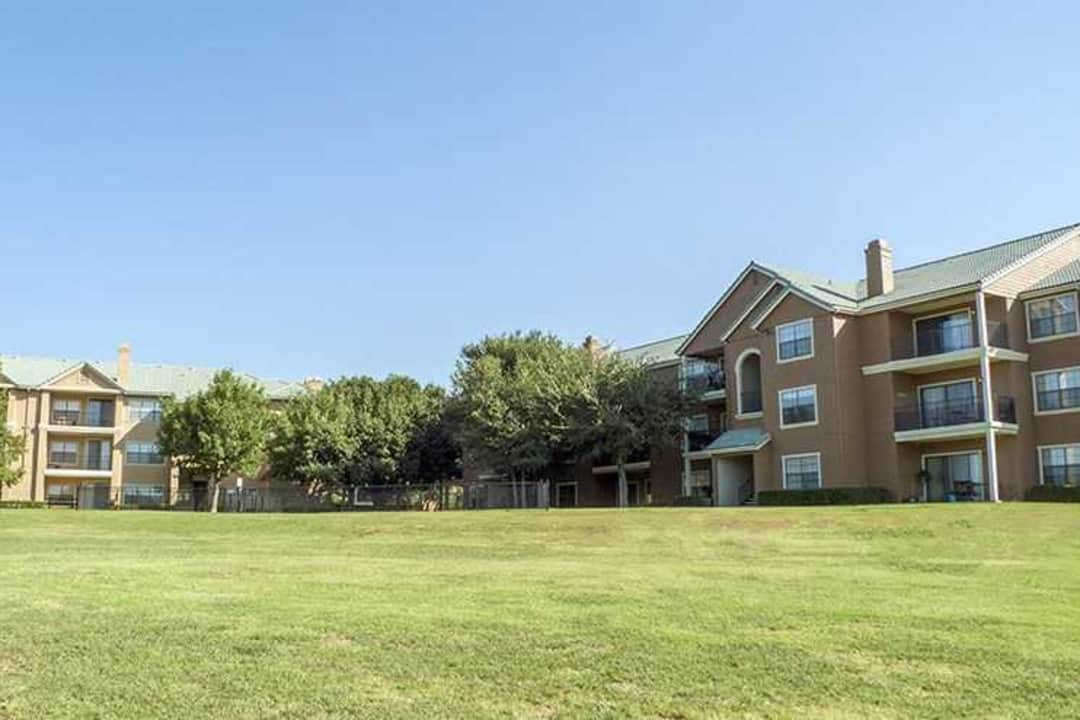 The Club at Fossil Creek Apartments - Fort Worth, TX 76137