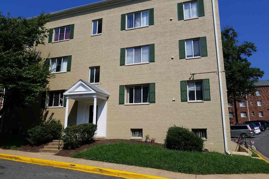 greenbrier apartments arlington va 22204