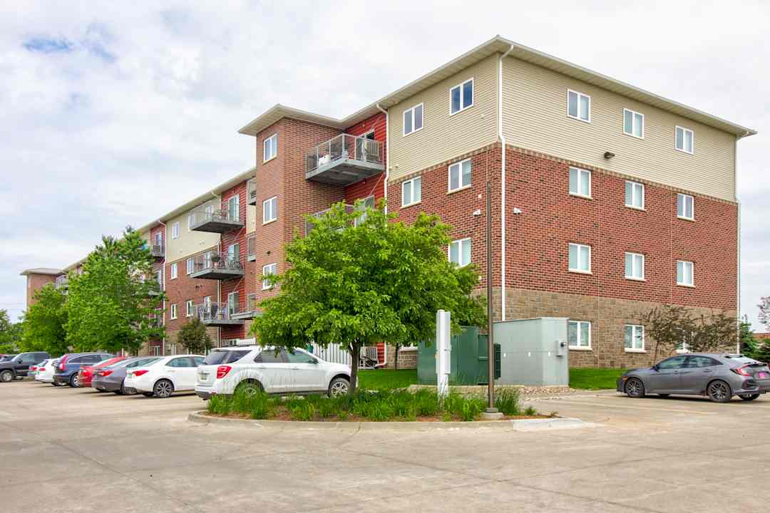 Altoona Towers 1414 Adventureland Dr Altoona Ia Apartments For Rent Rent Com