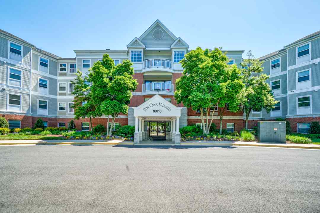 Pin Oak Village For Seniors Age 55 Older 16010 Excalibur Rd Bowie Md Apartments For Rent Rent Com