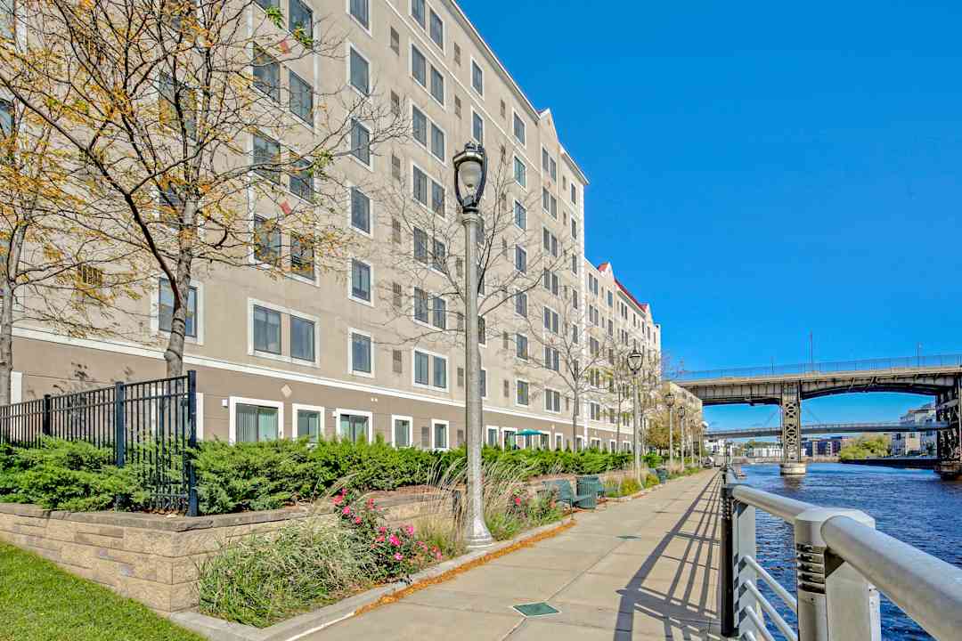 Brewers Point Apartments 1858 N Commerce St Milwaukee Wi Apartments For Rent Rent Com