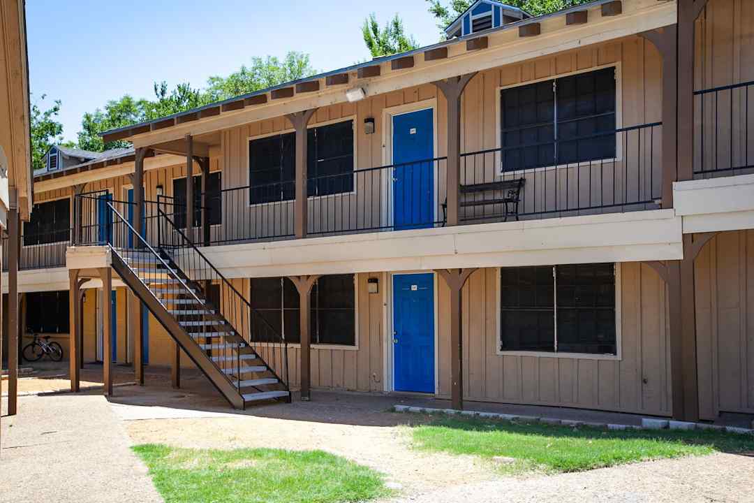 Courtney Place Apartments 3232 Chapel Creek Dr Dallas Tx Apartments For Rent Rent Com