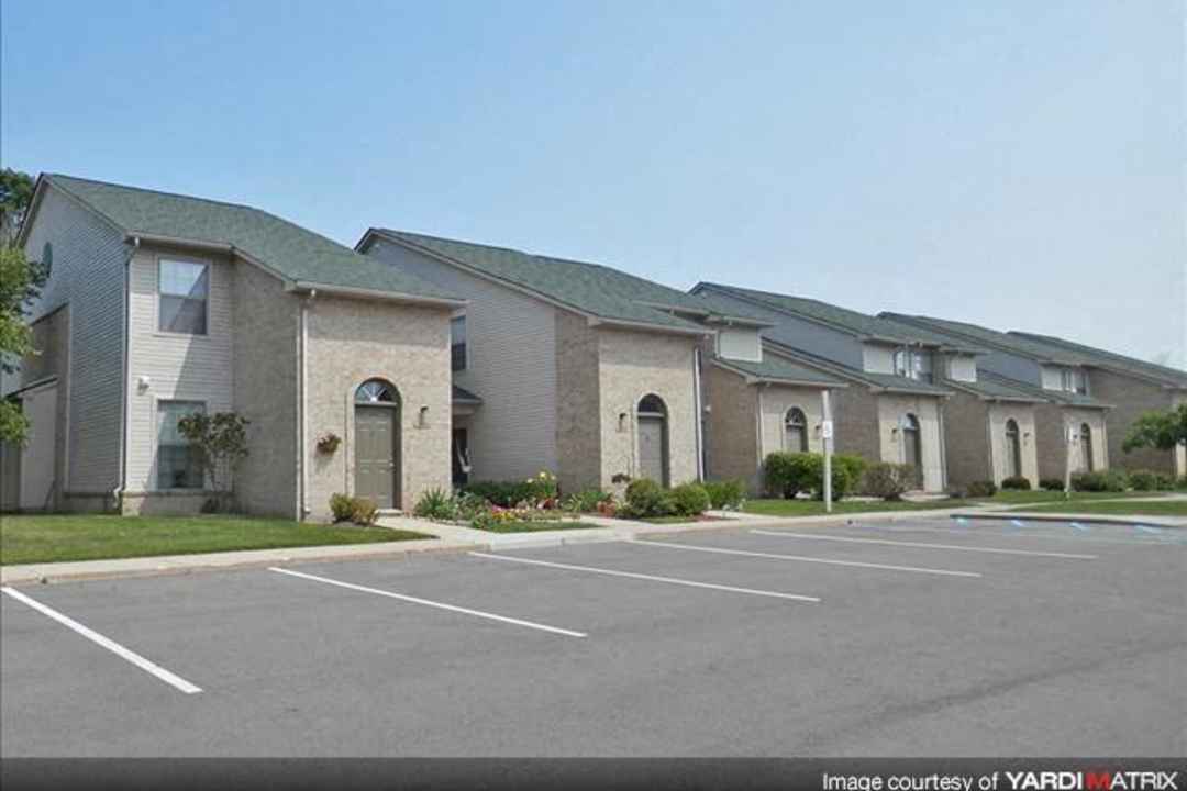 Woodland Meadows 35700 Moravian Dr Clinton Township Mi Apartments For Rent Rent Com