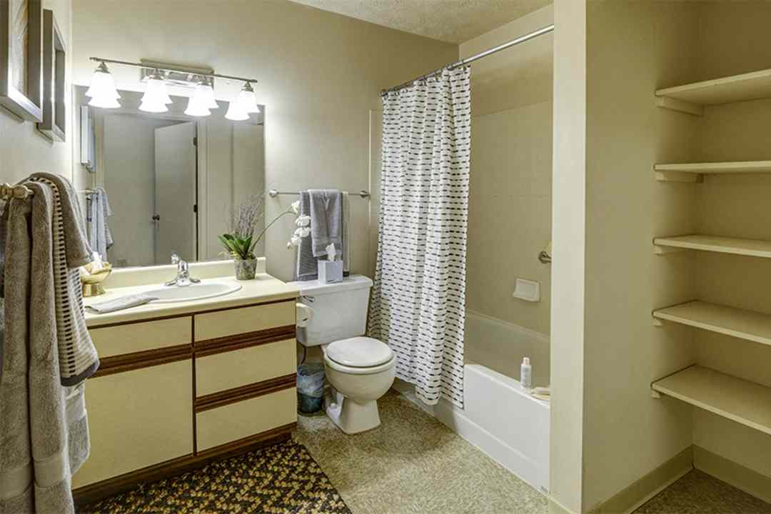 mann village apartments indianapolis in 46221