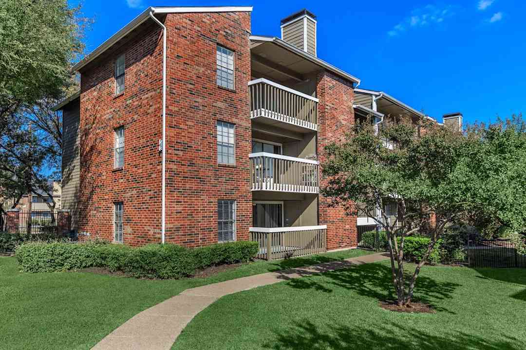 Hampton Greens Apartments - Dallas Tx 75228