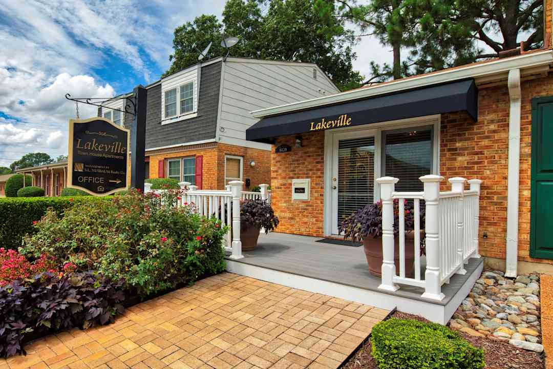 Lakeville Townhome Apartments 6120 Lexington Ct Virginia Beach Va Townhomes For Rent Rent Com