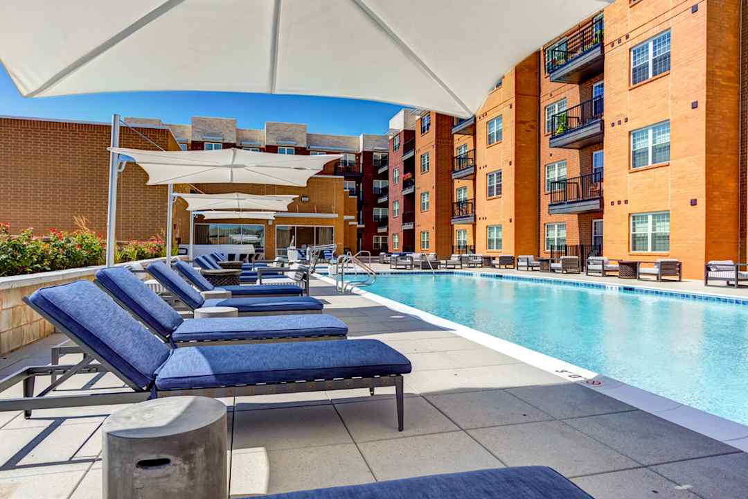 500 Station Apartments 500 Station Blvd Aurora Il Apartments For Rent Rent Com