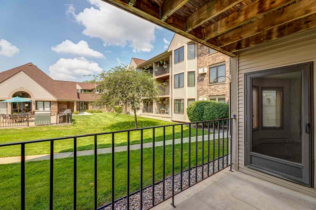 Oaks Lincoln Apartments 5200 Lincoln Dr Edina Mn Apartments For Rent Rent Com