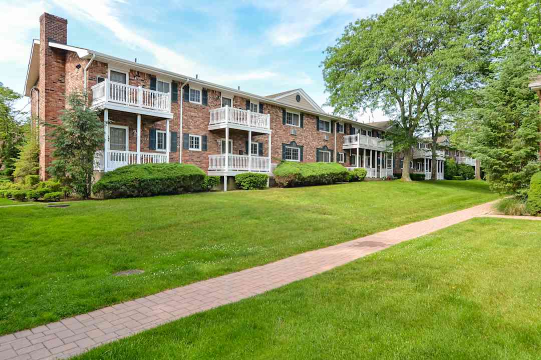 Fairfield Sunrise Gardens 721 Greenbriar Dr Bohemia Ny Apartments For Rent Rent Com