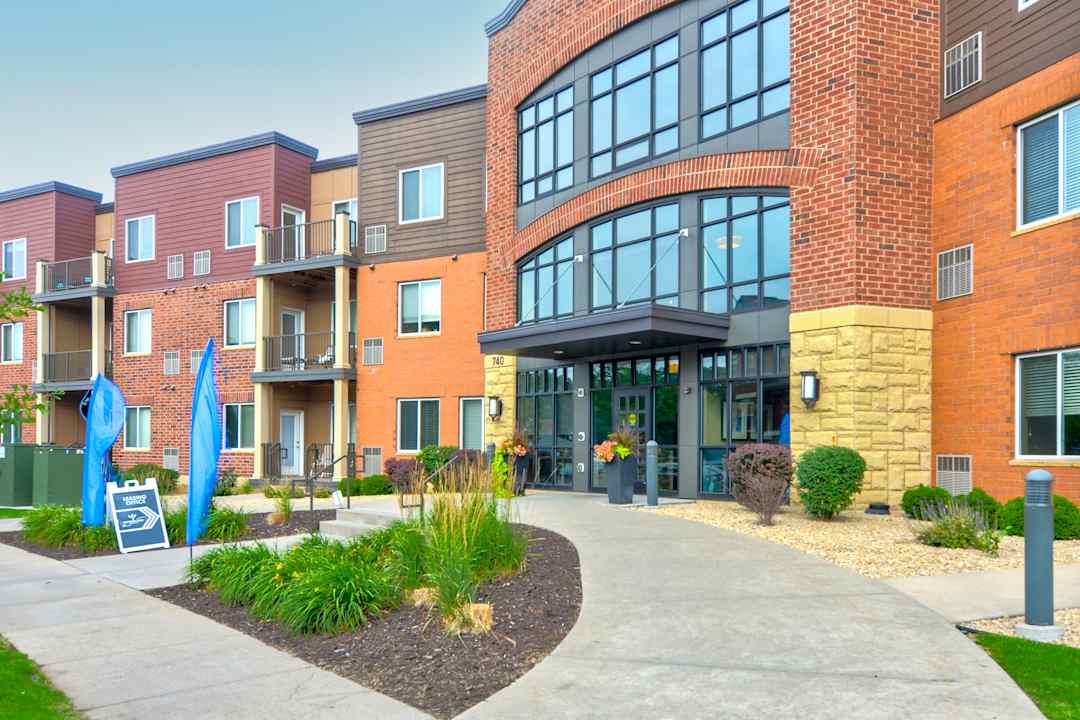 Victoria Park And V2 Apartments 740 Victoria St S Saint Paul Mn Apartments For Rent Rent Com