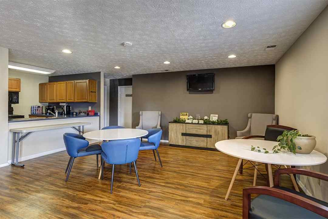 mann village apartments indianapolis in 46221