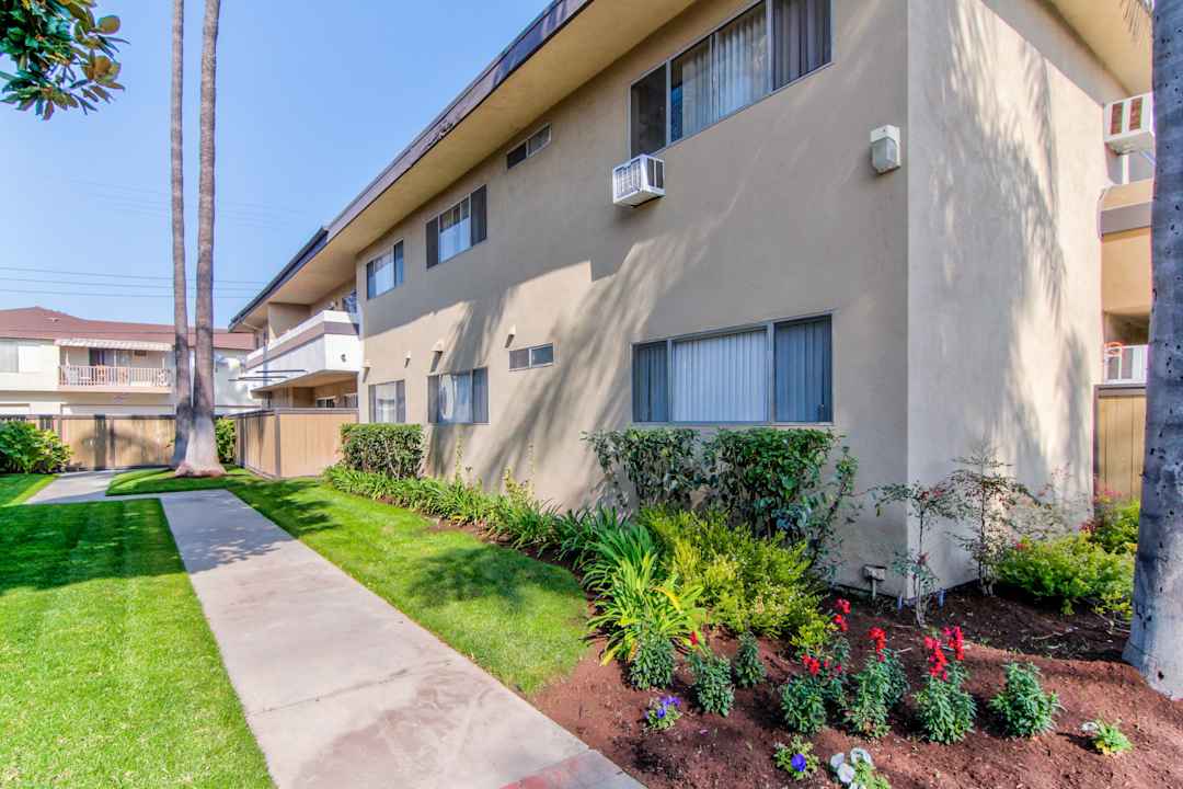 Cross Roads Apartments - Anaheim, CA 92801