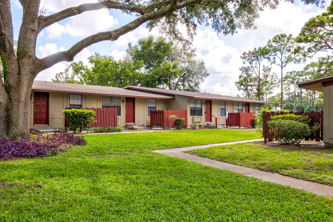 Camellia Court 1401 S Clyde Morris Blvd Daytona Beach Fl Apartments For Rent Rent Com