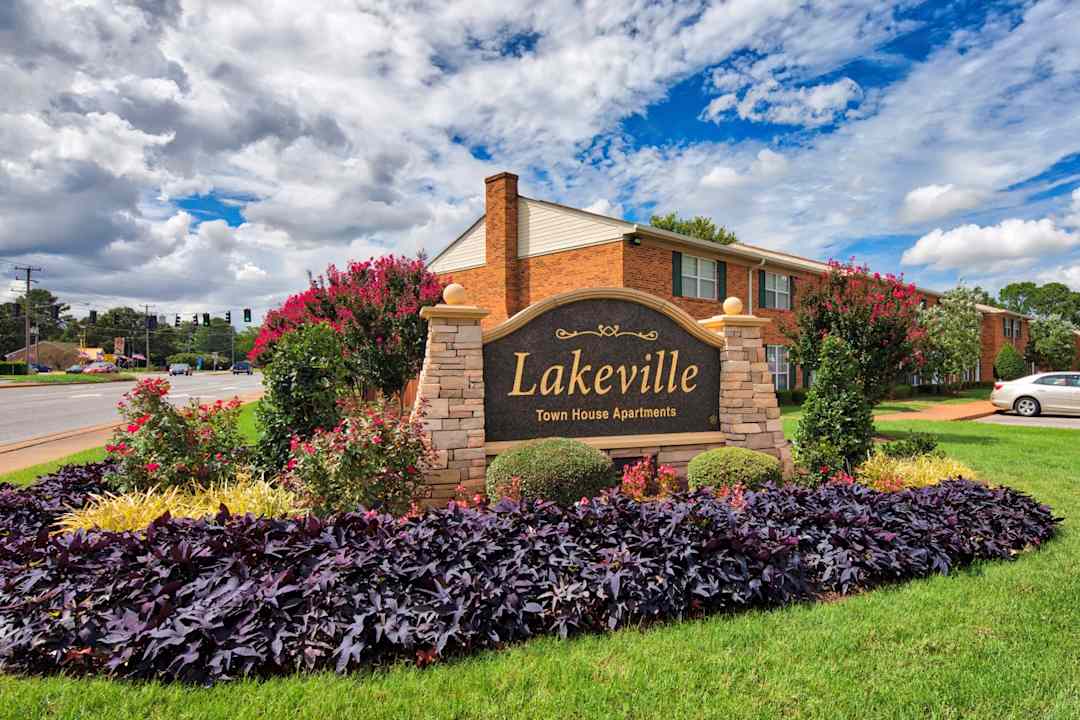 Lakeville Townhome Apartments 6120 Lexington Ct Virginia Beach Va Townhomes For Rent Rent Com