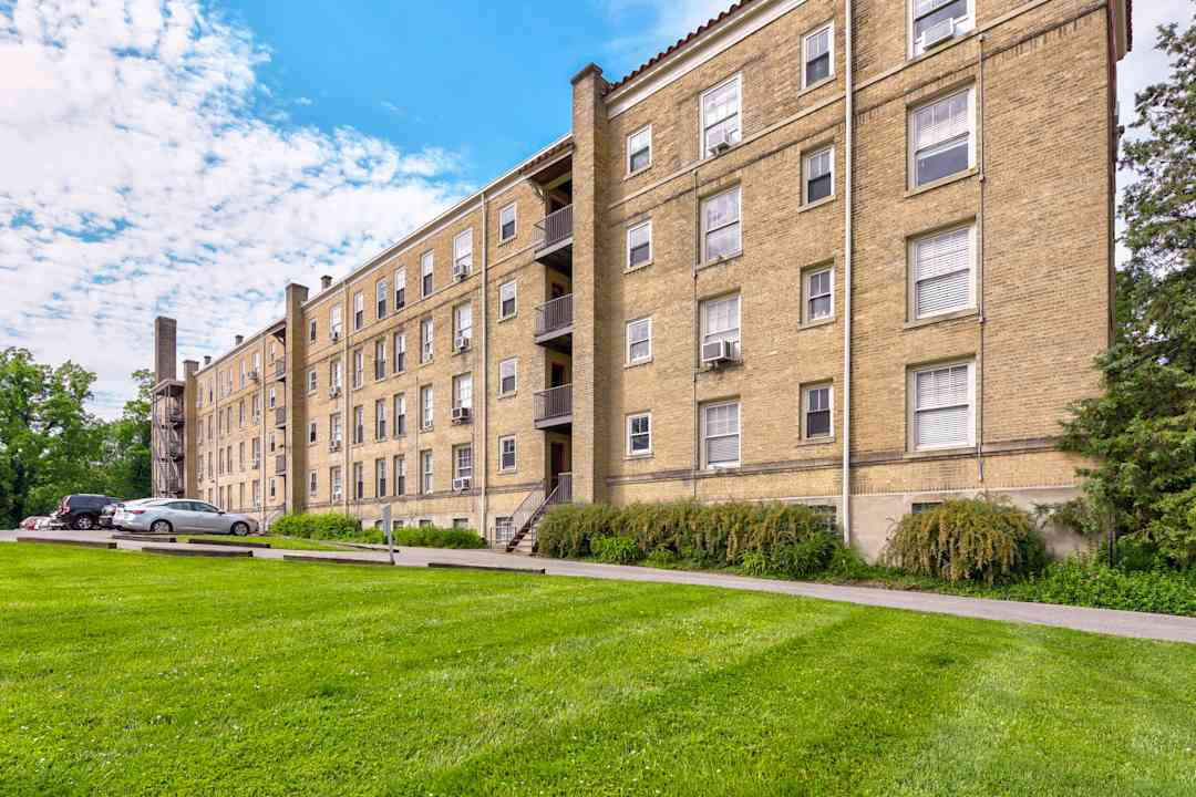 Madison Court Apartments 2475 Madison Rd Cincinnati Oh Apartments For Rent Rent Com