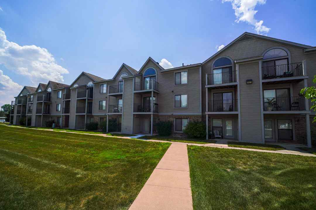 Dupont Lakes 3302 Vantage Point Dr Fort Wayne In Apartments For Rent Rent Com