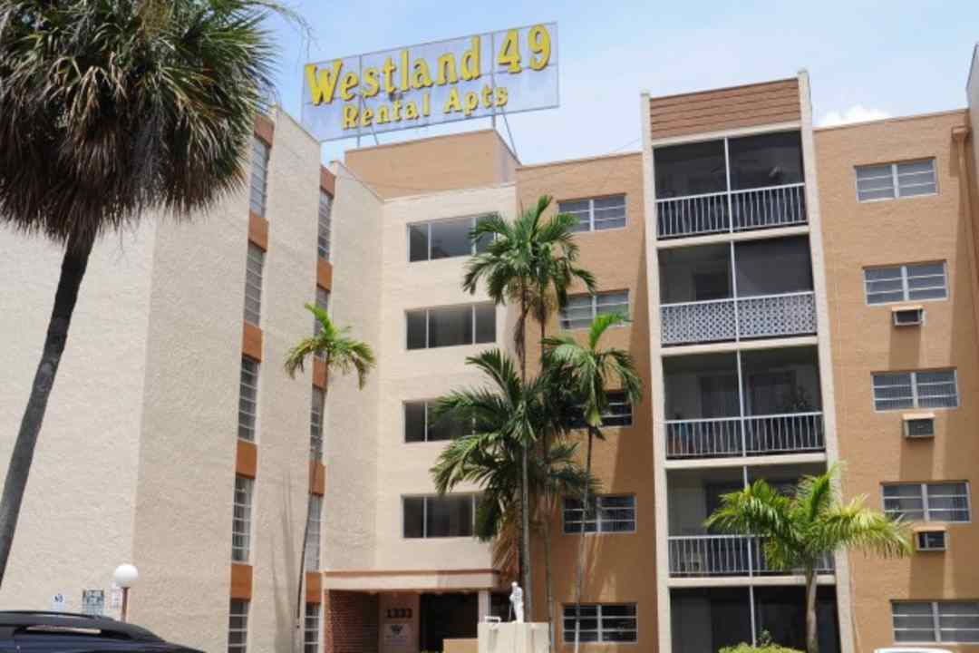 Westland 49 Apartments 1333 W 49th Pl Hialeah Fl Apartments For Rent Rent Com