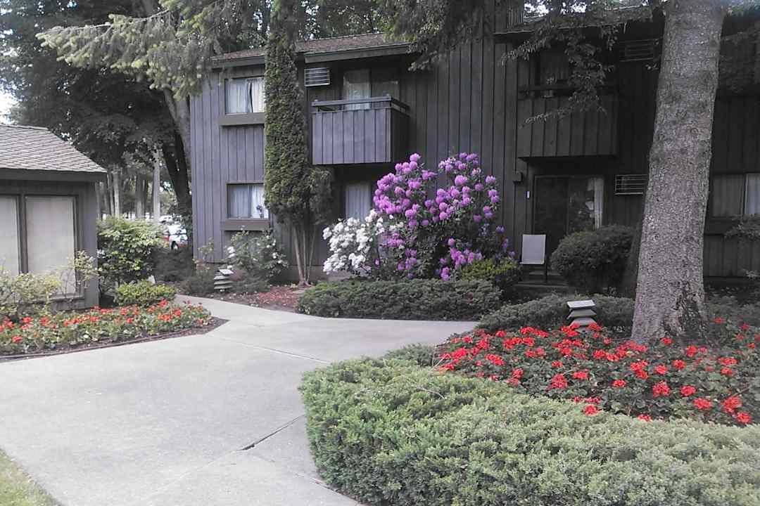 Lake Villa Apartments - 2501 E Sherman Ave Coeur D Alene Id Apartments For Rent Rentcom