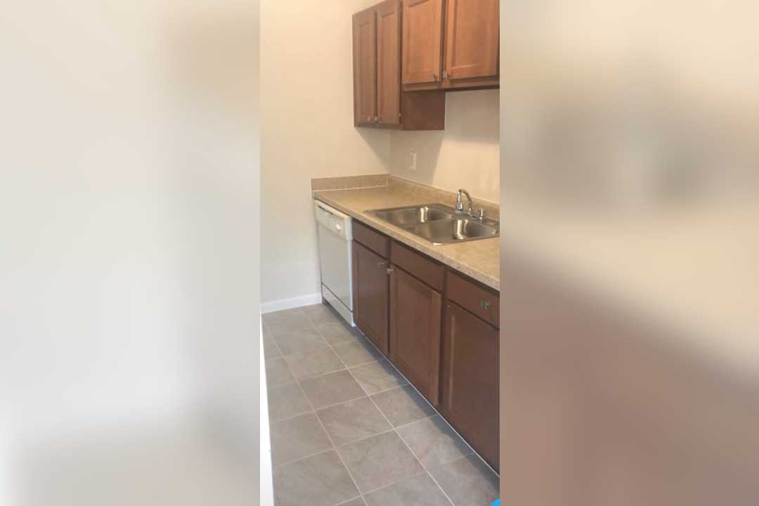 brownstown square apartments 20205 telegraph rd romulus mi apartments for rent rent com