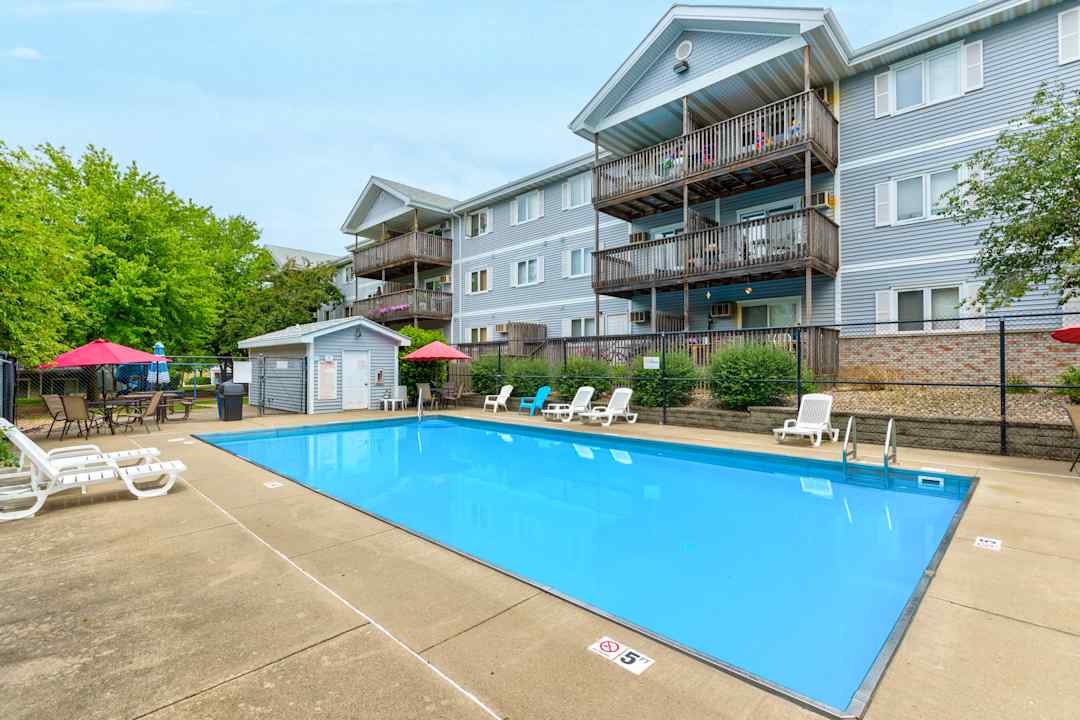 cross creek apartments 8704 meredith dr urbandale ia apartments for rent rent com