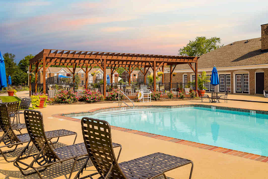 Rolling Hills Apartments 9100 Rainbow Springs Ct Louisville Ky Apartments For Rent Rent Com