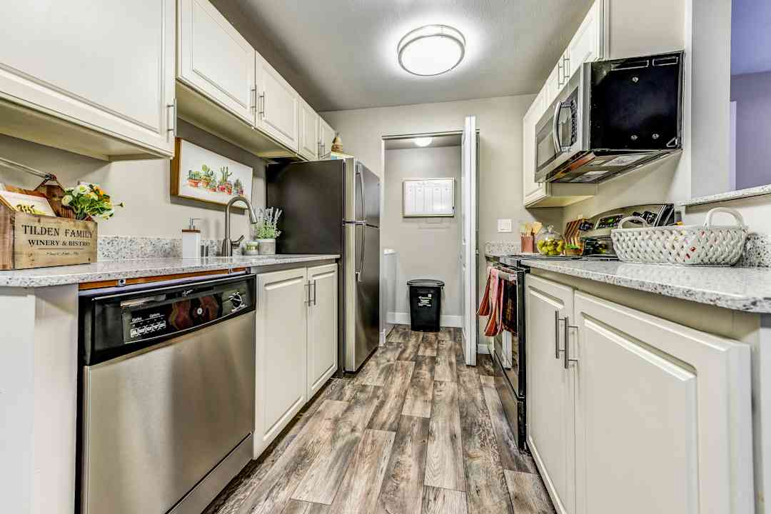 Large Kitchen! Spacious 2x1