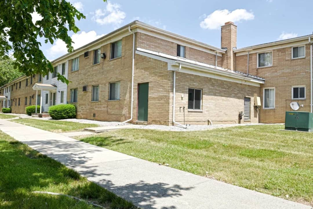 Warren Manor - 21516 Dequindre Rd | Warren, MI Apartments for Rent | Rent.