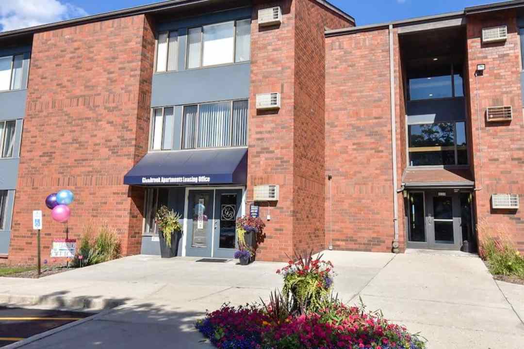 glenbrook apartments milwaukee wi 53223
