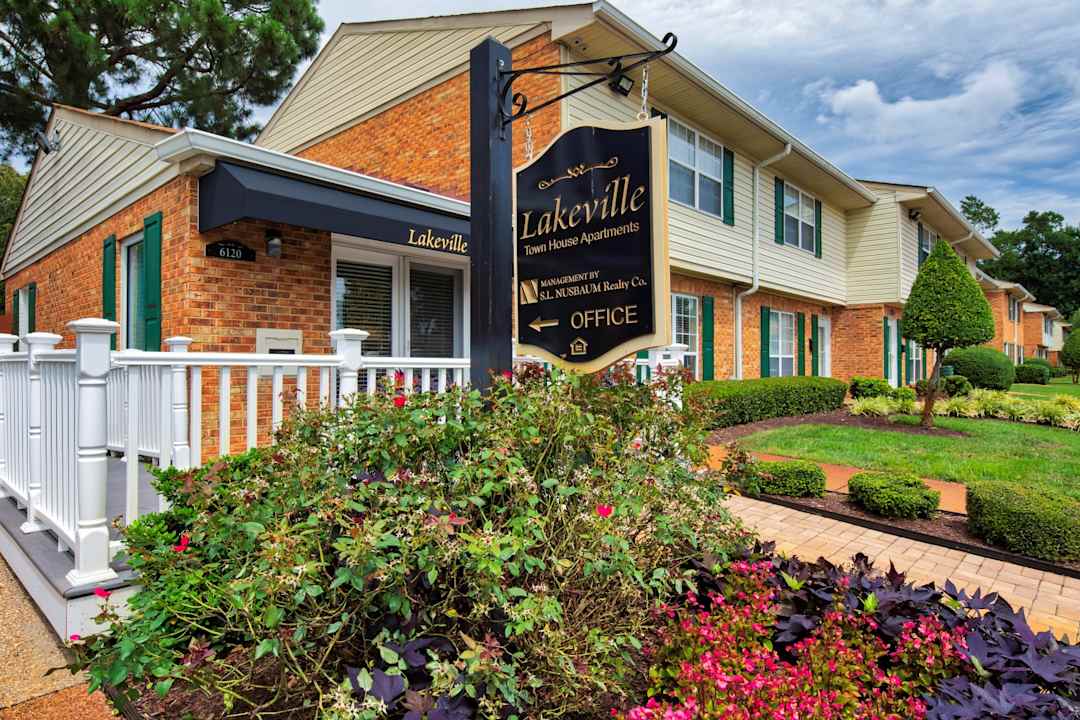 Lakeville Townhome Apartments 6120 Lexington Ct Virginia Beach Va Townhomes For Rent Rent Com