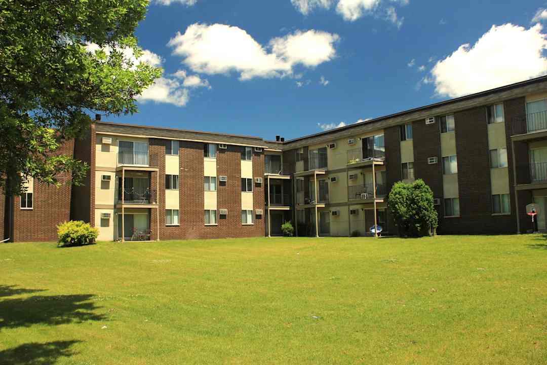 Rosedale Estates 2755 Rice St Roseville Mn Apartments For Rent Rent Com