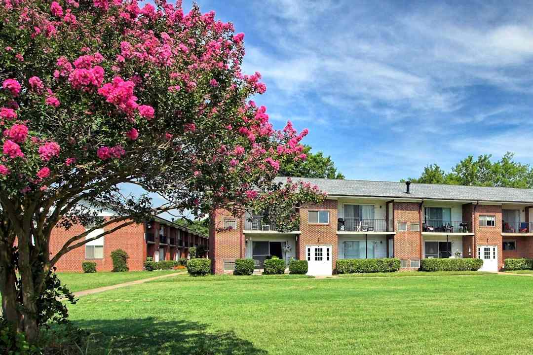 Country Club Apartments - Hampton, VA 23666