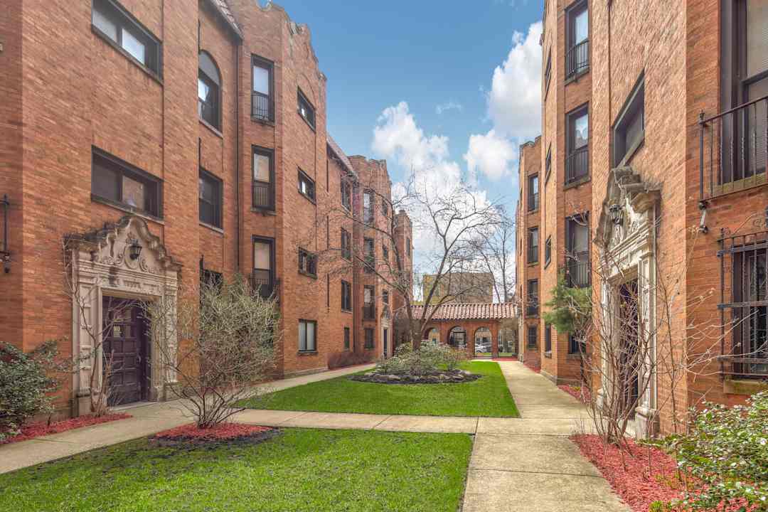 Farwell Apartments 1636 W Farwell Ave Chicago, IL Apartments for