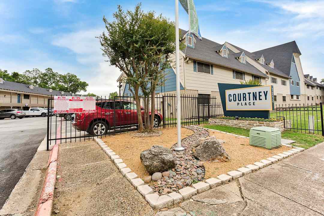 Courtney Place Apartments 3232 Chapel Creek Dr Dallas Tx Apartments For Rent Rent Com