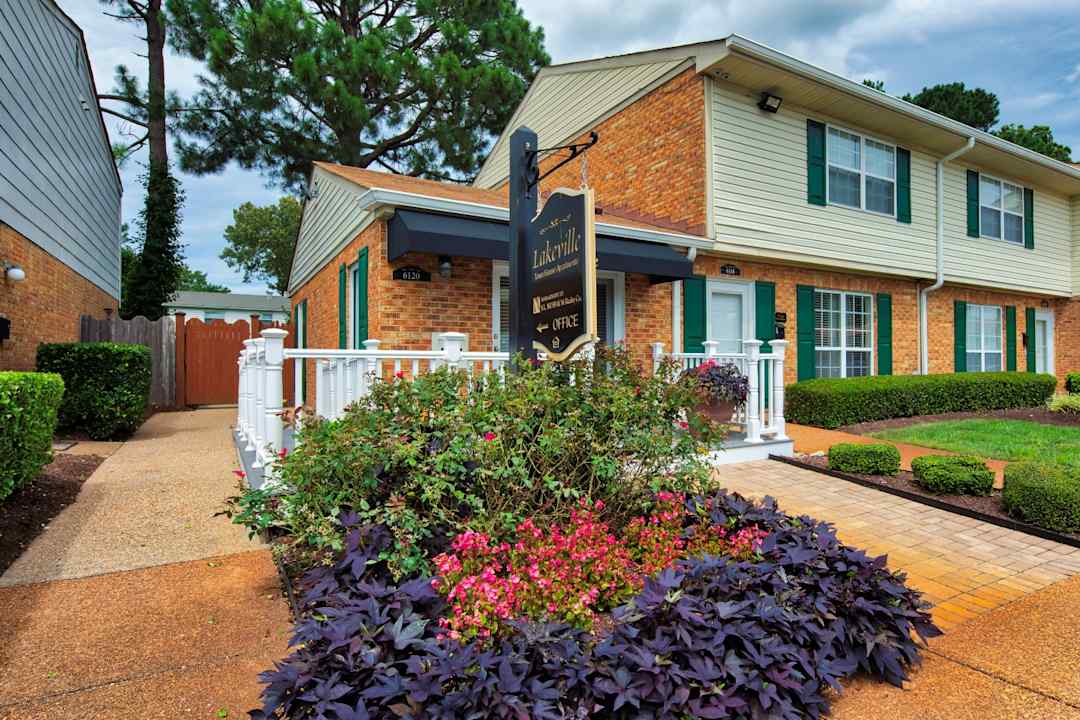 Lakeville Townhome Apartments 6120 Lexington Ct Virginia Beach Va Townhomes For Rent Rent Com