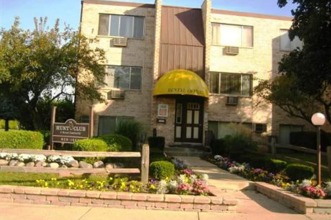 Hunt Club Apartments - Wheeling, IL 60090