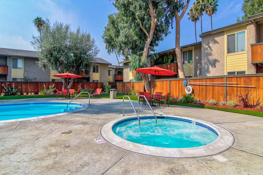 51  Americana warner apartments canoga park for Small Space