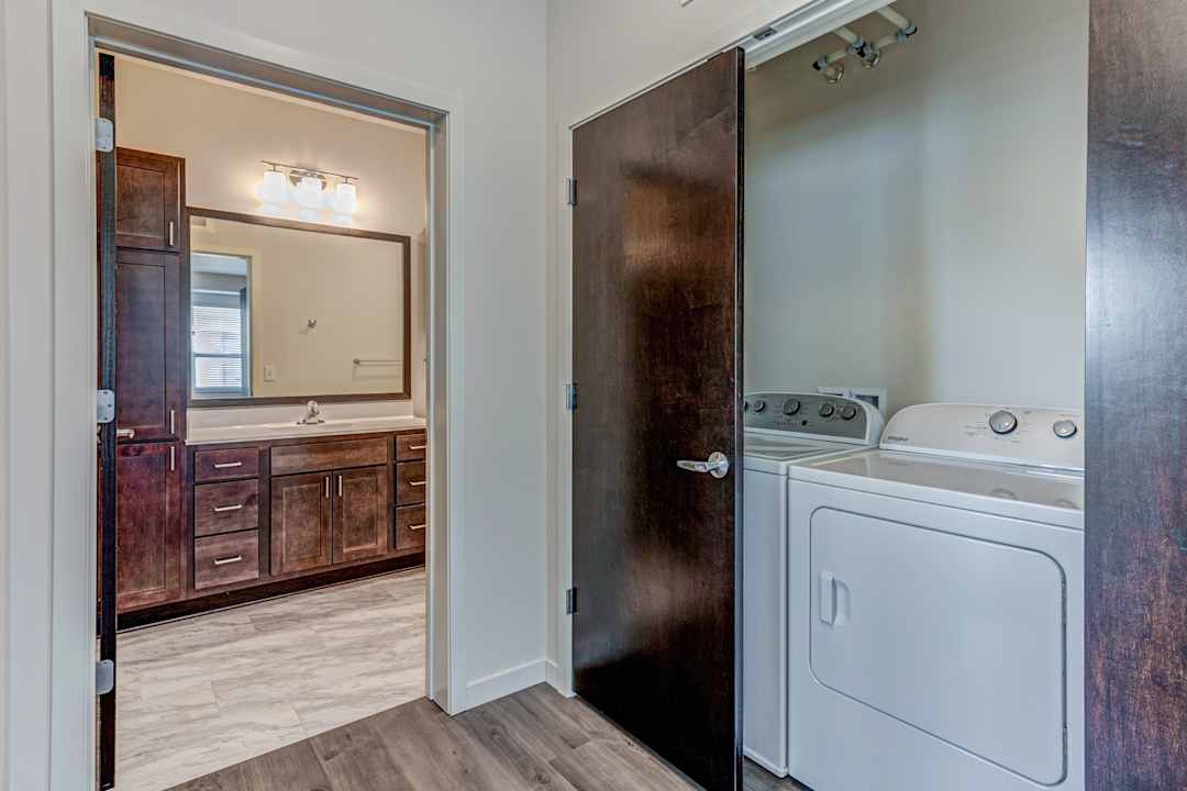 B1-L #308 1.5/1 927 Sq Ft
