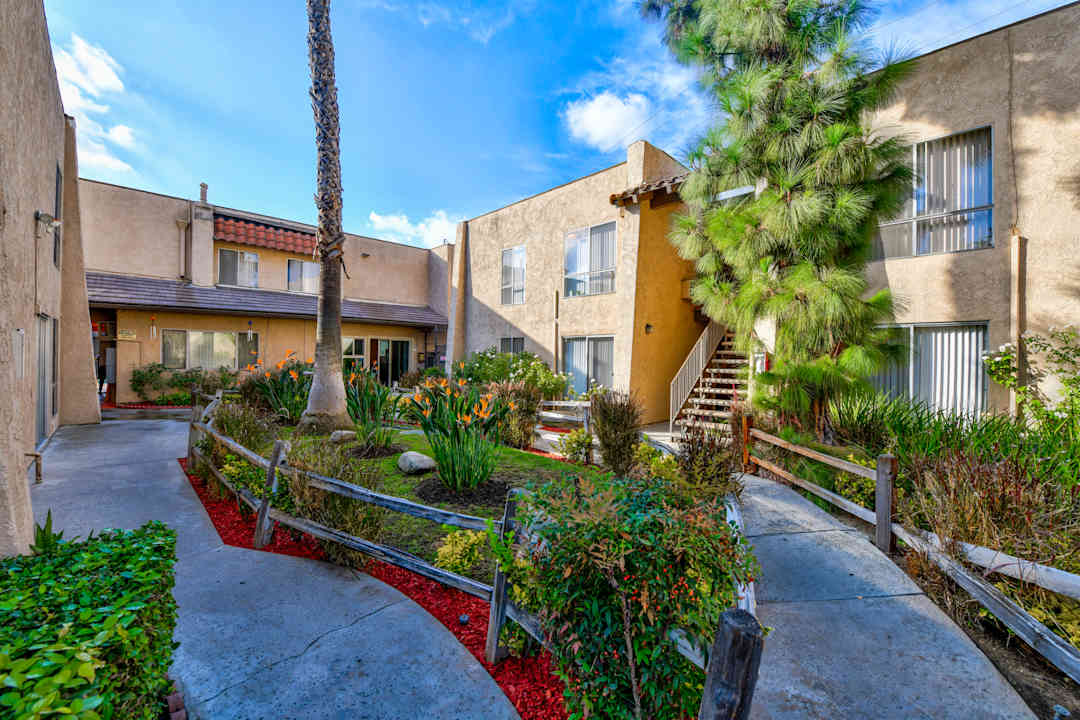 Parkside La Palma Apartments - Anaheim, CA 92805