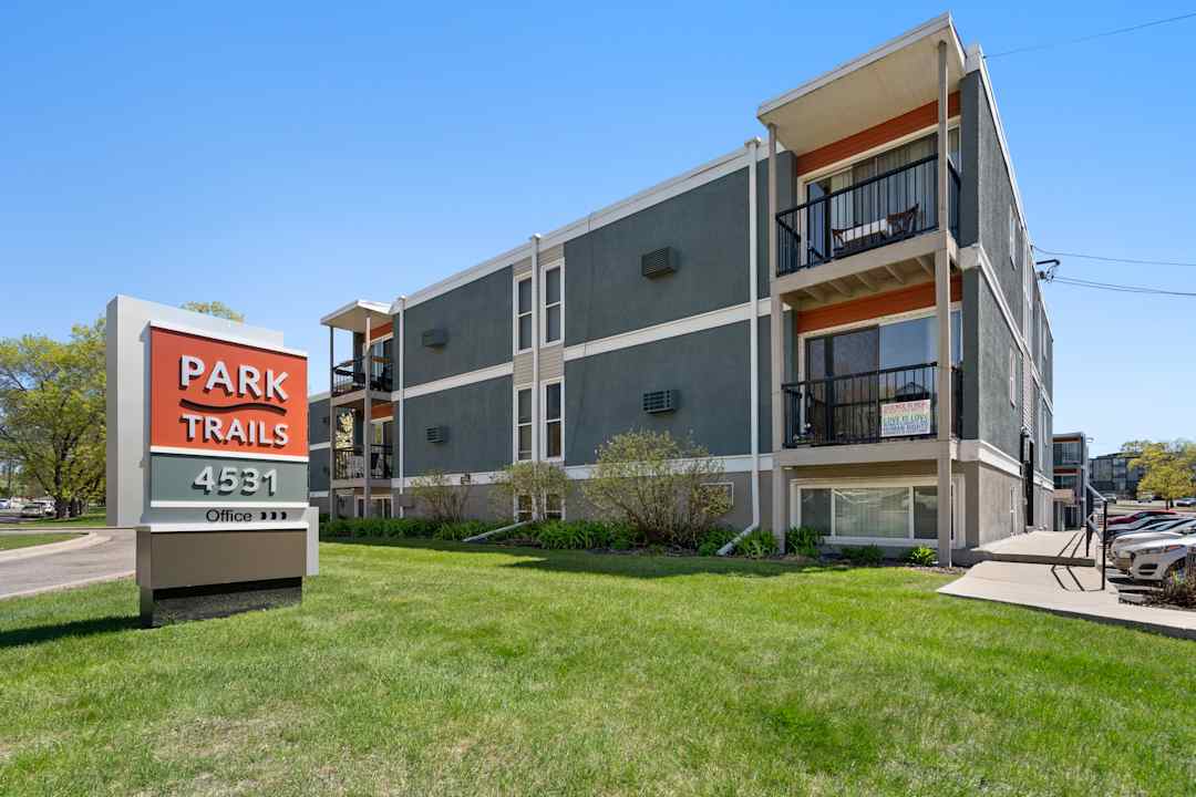 Park Trails 4531 W 36 1 2 St Saint Louis Park Mn Apartments For Rent Rent Com